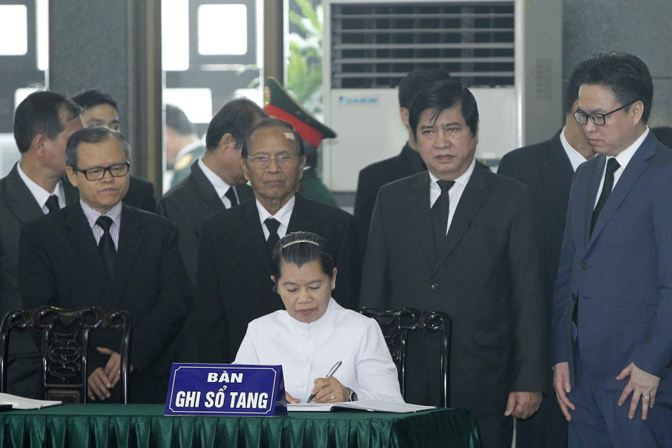 Phó thủ tướng Chính phủ Hoàng gia Campuchia Men Sam An viết sổ tang và viếng nguyên Tổng Bí thư Đỗ Mười. (Ảnh: Văn Điệp/TTXVN)