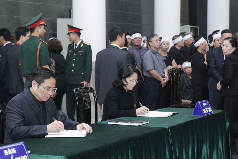 Quyền Chủ tịch nước Đặng Thị Ngọc Thịnh ghi sổ tang tưởng nhớ nguyên Tổng Bí thư Đỗ Mười. (Ảnh: TTXVN)