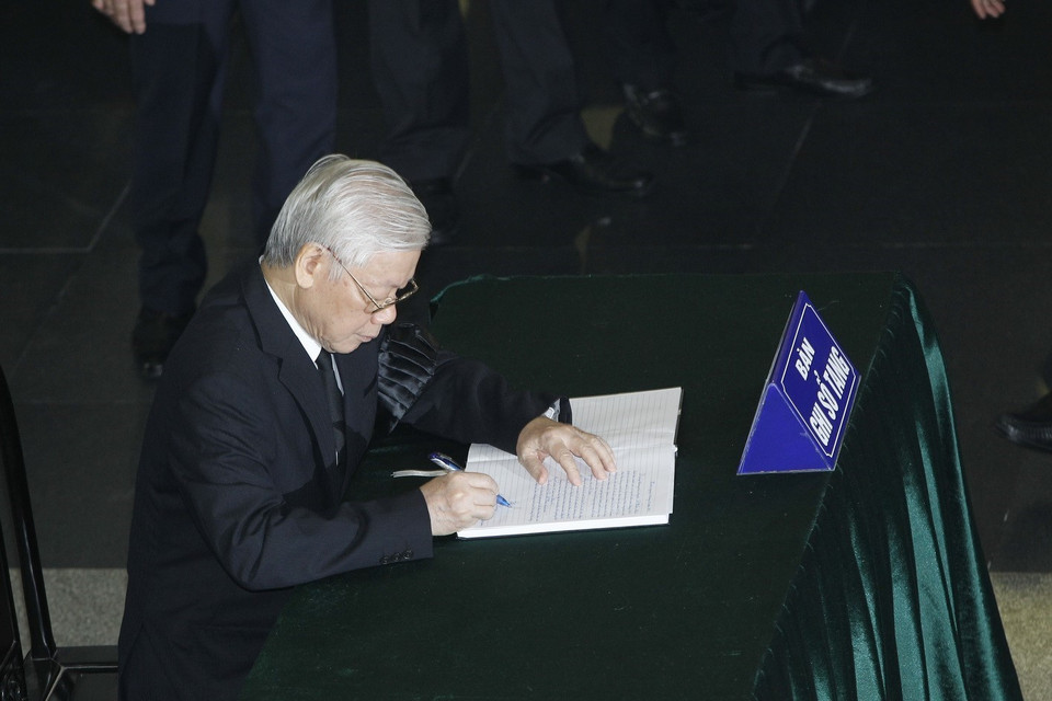 Tổng Bí thư Nguyễn Phú Trọng ghi sổ tang tưởng nhớ nguyên Tổng Bí thư Đỗ Mười. (Ảnh: TTXVN)