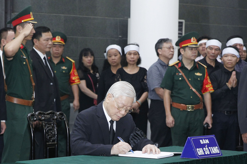 Tổng Bí thư Nguyễn Phú Trọng ghi sổ tang tưởng nhớ nguyên Tổng Bí thư Đỗ Mười. (Ảnh: TTXVN)