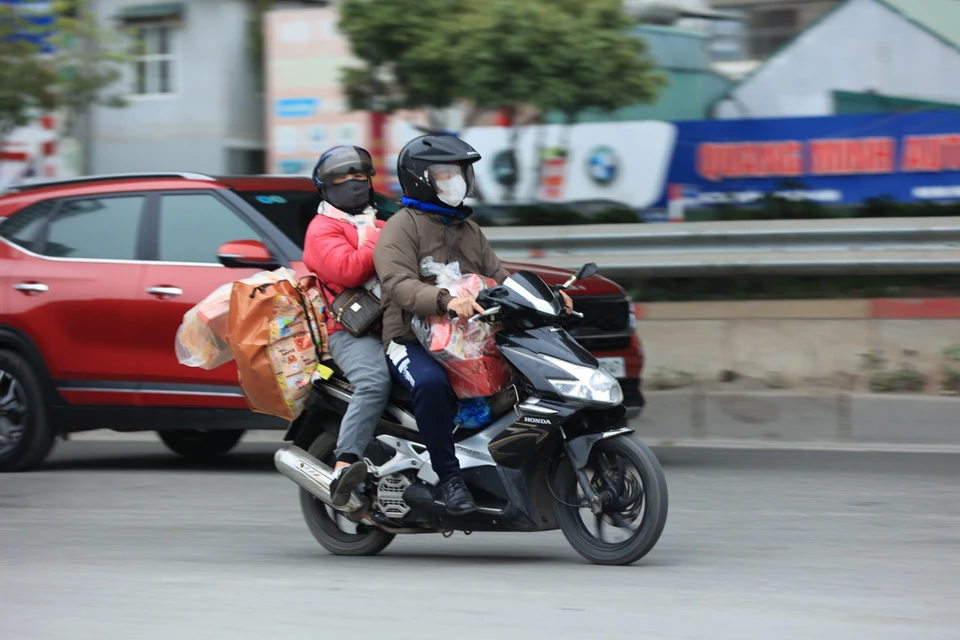 Chiều 7/2/2024 (tức 28 Tết Âm lịch), nhiều người dân làm việc và sinh sống tại Thủ đô trở về quê chuẩn bị đón Tết Nguyên đán cùng gia đình. (Ảnh: PV/Vietnam+)