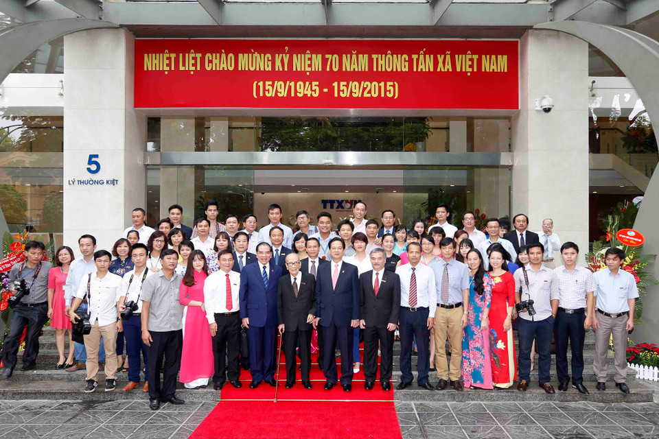 Thủ tướng Nguyễn Tấn Dũng, nguyên Tổng Bí thư Nông Đức Mạnh, giáo sư Anh hùng Lao động Đặng Vũ Khiêu chụp ảnh chung với Ban lãnh đạo TTXVN và cán bộ, phóng viên, biên tập viên, nhân viên Ban Biên tập Ảnh. (Ảnh: Đức Tám/TTXVN)