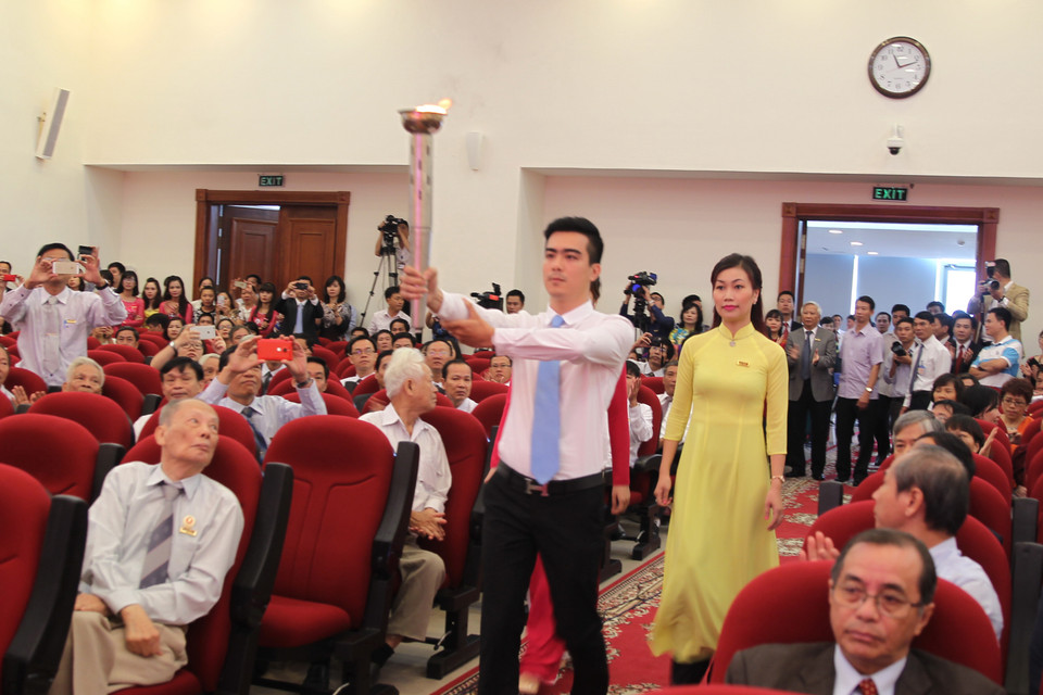 Lễ rước đuốc truyền thống tại Lễ kỷ niệm. (Ảnh: TTXVN)