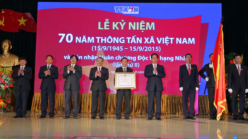  Thủ tướng Nguyễn Tấn Dũng trao tặng Huân chương Độc lập hạng Nhất (lần thứ hai) cho Thông tấn xã Việt Nam. (Ảnh: Đức Tám/TTXVN)