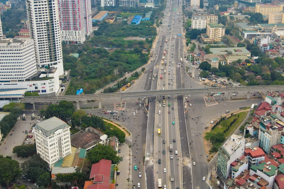 Sau hơn 1 năm thi công, hai đơn cầu vượt thép tại nút giao Mai Dịch đang gấp rút hoàn thiện các hạng mục dải phân cách, hệ thống chiếu sáng, lát đá vỉa hè, biển báo... để dự án hoàn thành theo đúng tiến độ. (Ảnh: PV/Vietnam+)