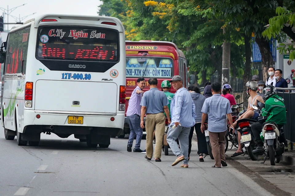 Tình trạng xe khách 'rùa bò,’ ngang nhiên dừng đỗ, đón trả khách trên trục đường: Kim Đồng - Giải Phóng – Đỗ Mười (Hoàng Mai, Hà Nội) đang diễn ra nhộn nhịp trước kỳ nghỉ lễ 30/4-1/5. (Ảnh: Hoài Nam/Vietnam+)