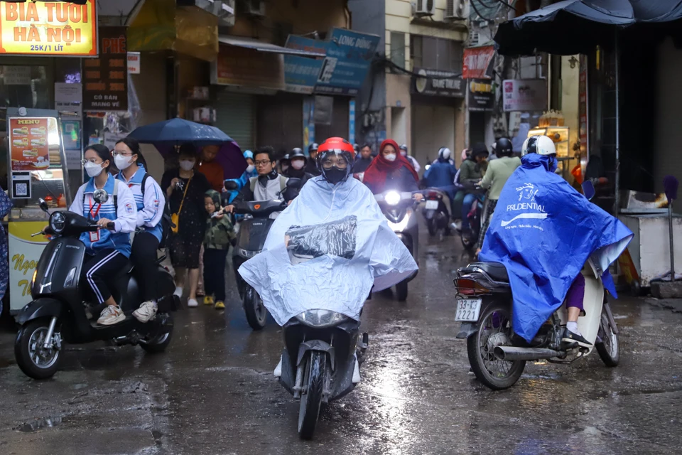 Theo Trung tâm dự báo khí tượng thủy văn quốc gia, gần sáng và sáng nay 3/1, không khí lạnh tràn về khu vực phía Đông Bắc Bộ trong đó có Thủ đô Hà Nội. (Ảnh: Hoài Nam/Vietnam+)