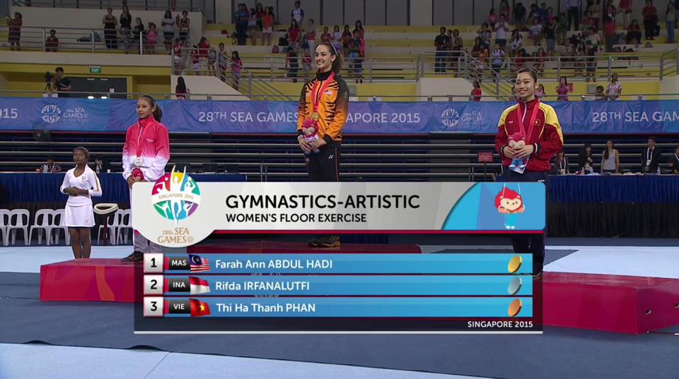 Farah Ann Abdul Hadi trên bục nhận huy chương vàng SEA Games 28.