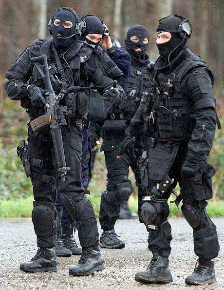 Cảnh sát đang truy lùng hai anh em tay súng Hồi giáo sát hại 12 người.