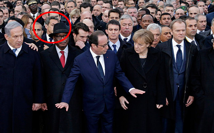 Ông Sarkozy được thấy là đang cố len lên hàng đầu tiên. (Nguồn: telegraph)