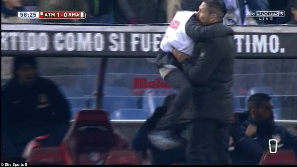 Trong niềm vui sướng của Siemone.