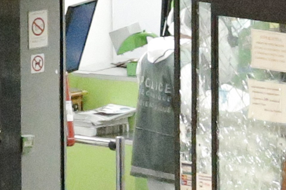 Một nạn nhân xấu số nằm ở phía gần cửa ra vào.