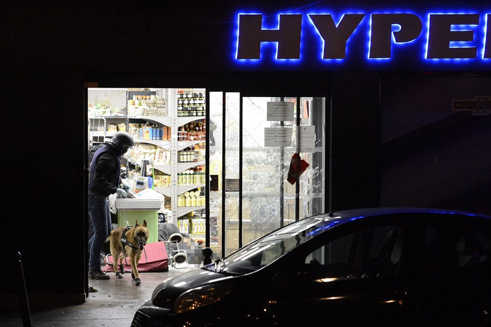 Cảnh sát bảo vệ hiện trường.