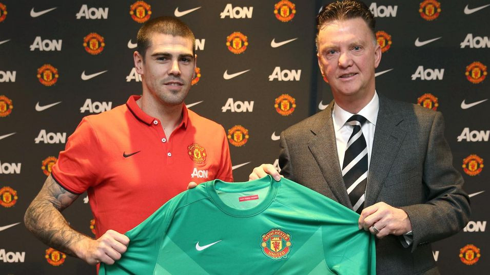 Huấn luyện viên Louis van Gaal trao áo đấu cho Valdes.