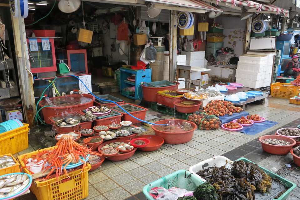 Các mặt hàng hải sản đa dạng được bày bán.