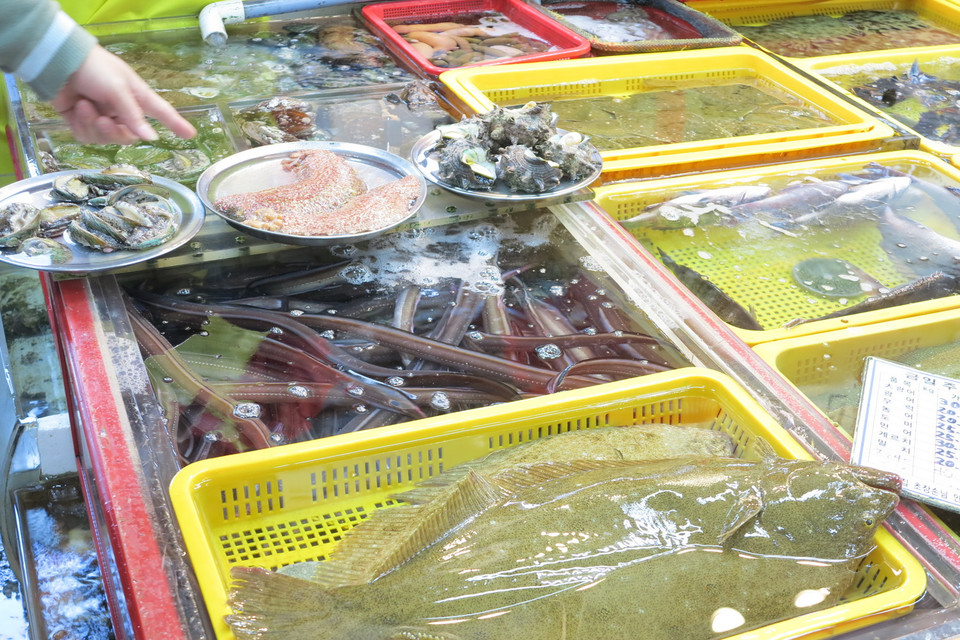 Ngoài các loại hải sản tươi sống được bày bán tại đây, du khách cũng bắt gặp rất nhiều những gian hàng bán hải sản đông lạnh dọc bên ngoài chợ.