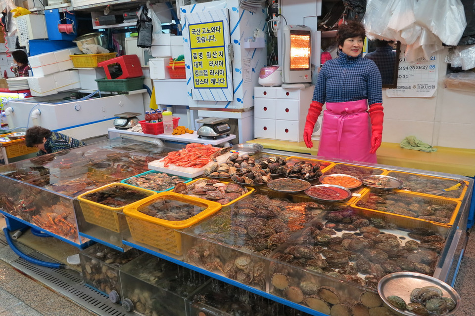 Cũng có những gia đình mới đến khu chợ kinh doanh nhưng hầu hết những người buôn bán ở đây đều gắn bó với chợ khá lâu. 