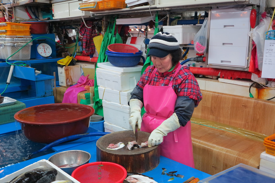 Chợ họp từ 6h sáng cho đến 9h tối. Đa số những người bán hàng tại chợ là phụ nữ trung niên.