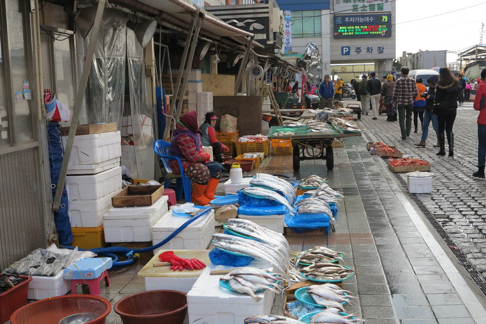 Tại chợ hải sản Jagalchi, khách hàng sẽ mua được những mặt hàng tươi sống.