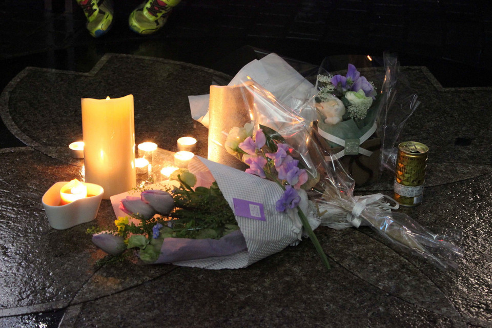 Những ngọn nến được thắp tưởng niệm các nạn nhân. (Ảnh: Hữu Thắng/Vietnam+)