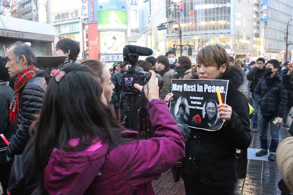 Những người tham dự đã bày tỏ sự tiếc thương đến phóng viên người Nhật Bản Kenji Goto. (Ảnh: Hữu Thắng/Vietnam+)
