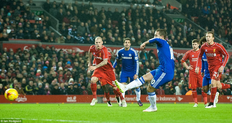 Trên chấm 11m, tiền vệ người Bỉ không bỏ lỡ cơ hội.