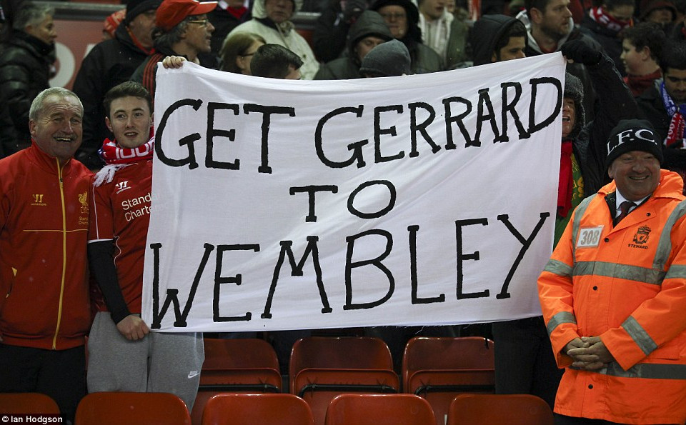 Người hâm mộ cổ vũ cho Gerrard.