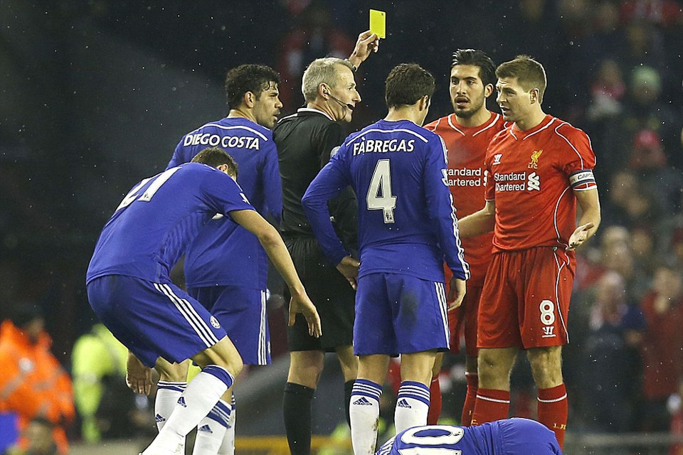 Sau bàn thua, Liverpool chơi càng quyết liệt hơn và ngay cả Gerrard cũng phải nhận thẻ vàng.