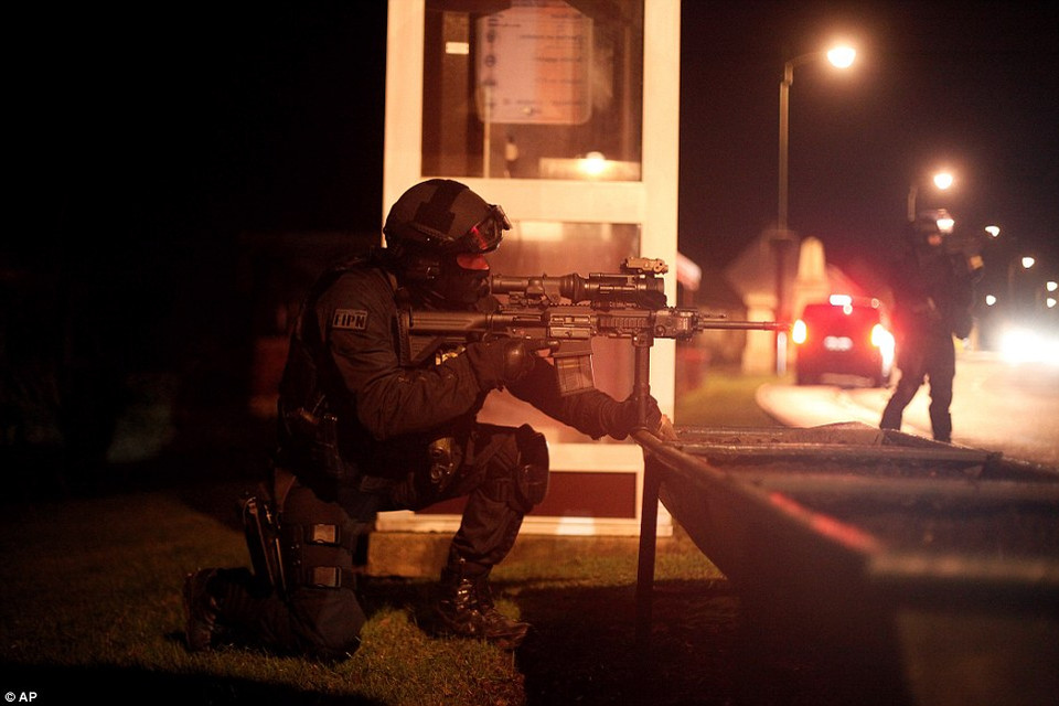 Cảnh sát truy đổi hai hung thủ từ đêm qua.