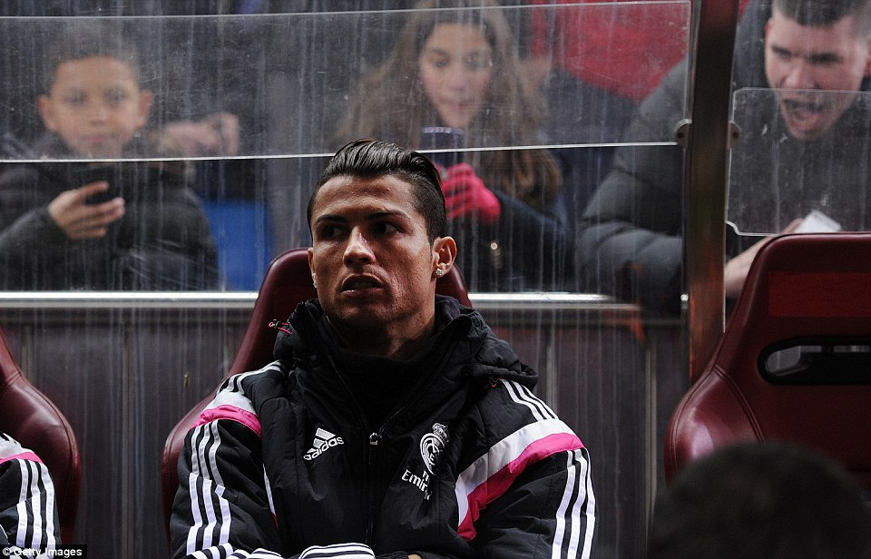 Ronaldo không có tên trong đội hình chính.