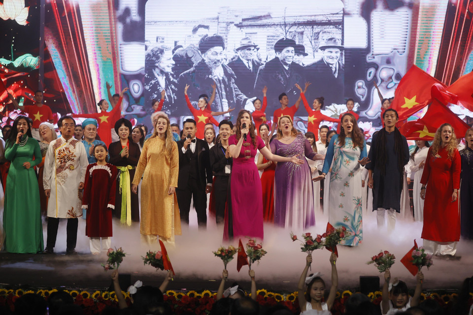 Chương trình nghệ thuật chào mừng ngày Quốc khánh 2/9. (Ảnh: Thống Nhất/TTXVN)