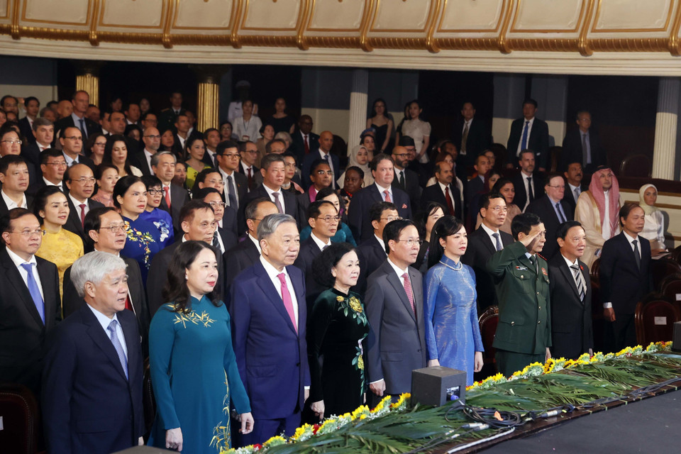 Chủ tịch nước Võ Văn Thưởng và Phu nhân cùng các đại biểu thực hiện Nghi thức Chào cờ. (Ảnh: Thống Nhất/TTXVN)