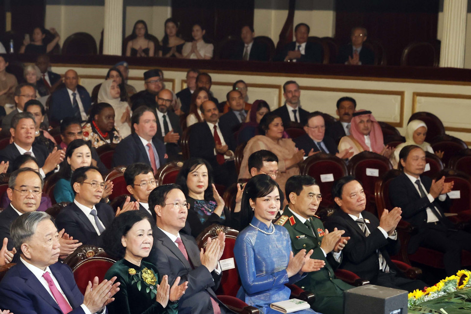 Chủ tịch nước Võ Văn Thưởng và Phu nhân cùng các đại biểu dự Chương trình. (Ảnh: Thống Nhất/TTXVN)