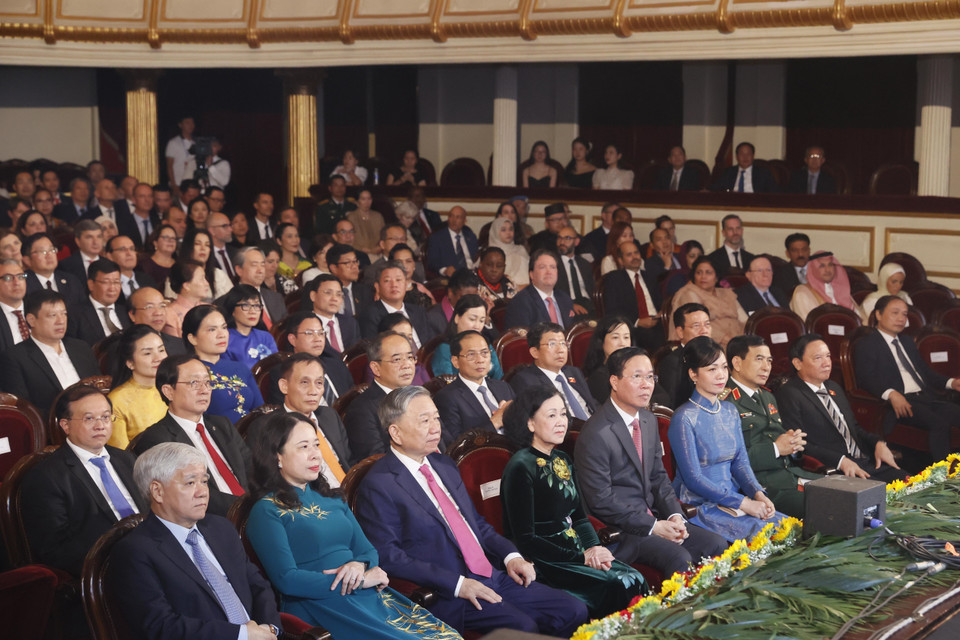 Chủ tịch nước Võ Văn Thưởng và Phu nhân cùng các đại biểu dự Chương trình. (Ảnh: Thống Nhất/TTXVN)