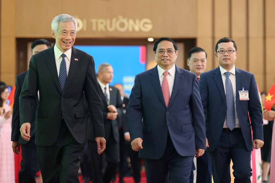 Thủ tướng Phạm Minh Chính và Thủ tướng nước Cộng hòa Singapore Lý Hiển Long. (Ảnh: Dương Giang/TTXVN)