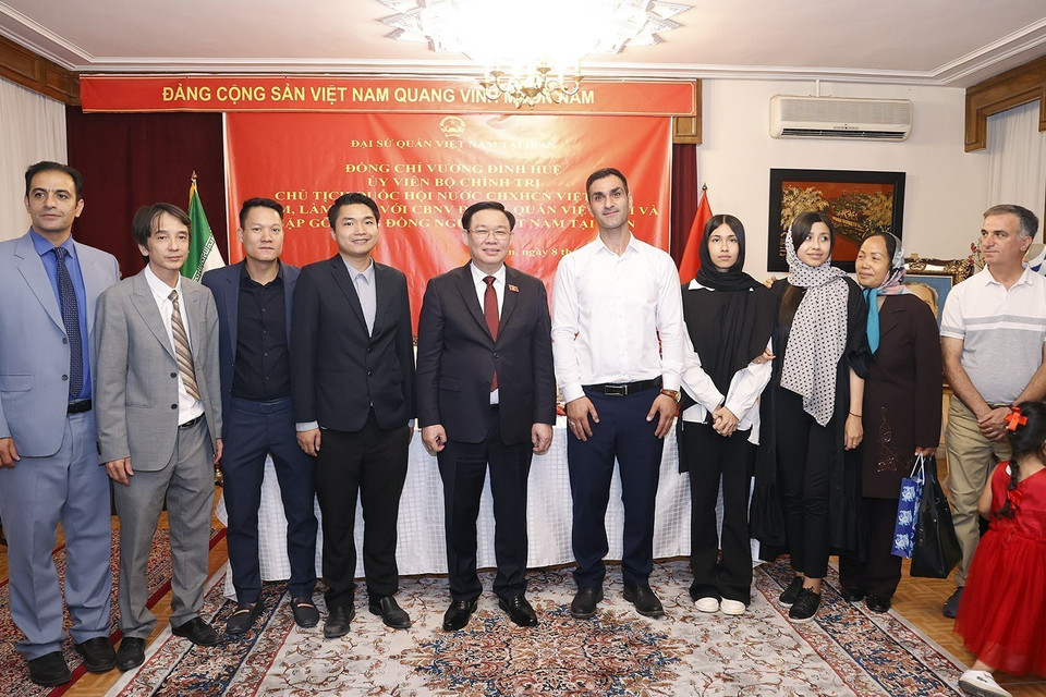 Chủ tịch Quốc hội Vương Đình Huệ với đại diện cộng đồng người Việt Nam tại Iran. (Ảnh: Doãn Tấn/TTXVN)