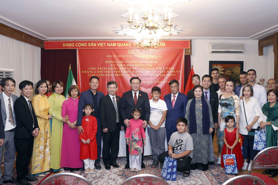 Chủ tịch Quốc hội Vương Đình Huệ với cán bộ, nhân viên Đại sứ quán và đại diện cộng đồng người Việt tại Iran. (Ảnh: Doãn Tấn/TTXVN)