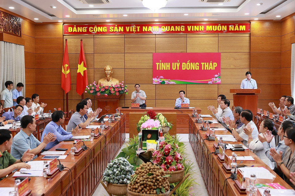 Thủ tướng Phạm Minh Chính làm việc với Ban Thường vụ Tỉnh ủy Đồng Tháp. (Ảnh: Dương Giang/TTXVN)