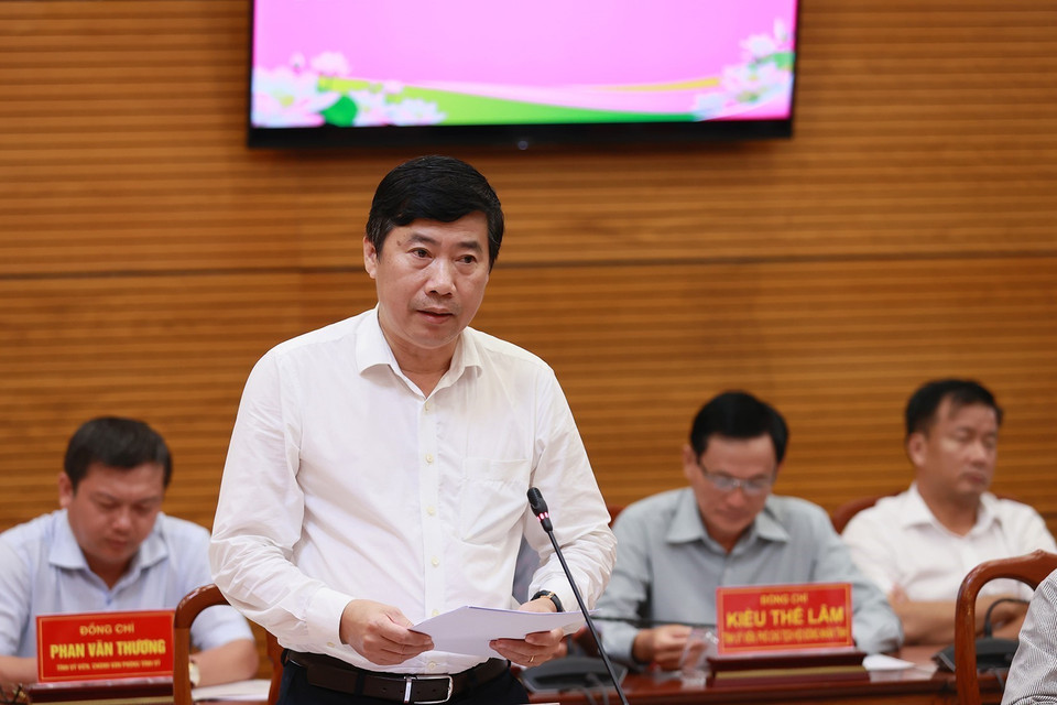 Chủ tịch UBND tỉnh Đồng Tháp Phạm Thiện Nghĩa báo cáo tinh hình kinh tế-xã hội của tỉnh. (Ảnh: Dương Giang/TTXVN)