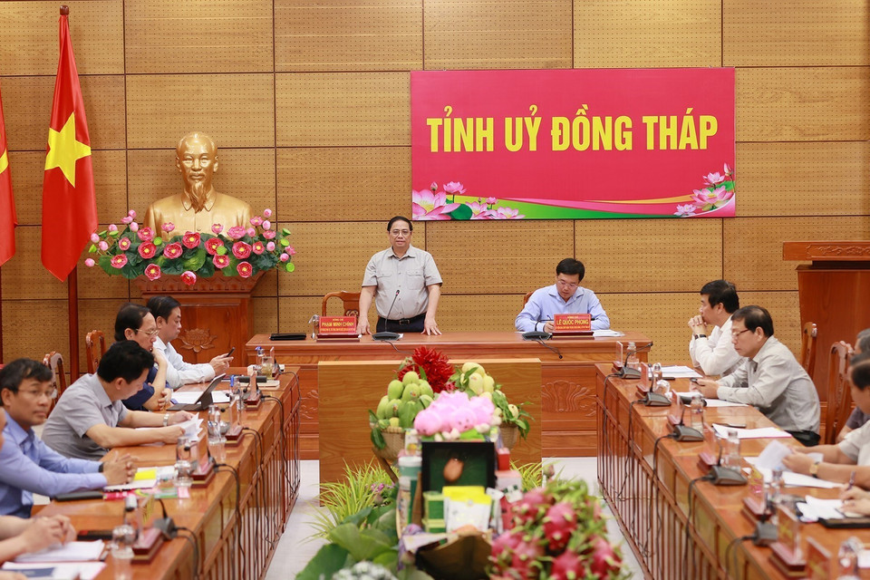 Thủ tướng Phạm Minh Chính làm việc với Ban Thường vụ Tỉnh ủy Đồng Tháp. (Ảnh: Dương Giang/TTXVN)