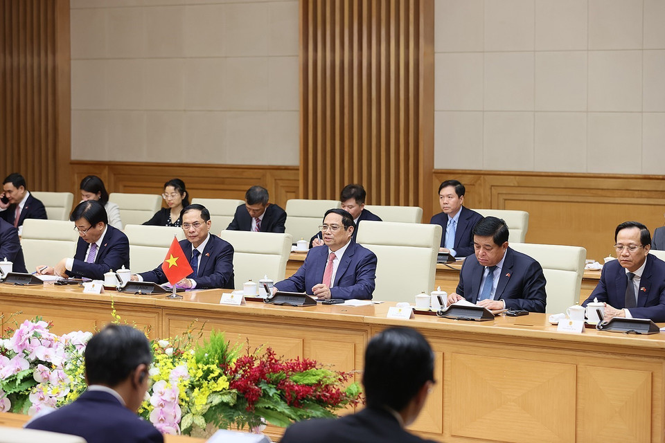 Tại cuộc hội đàm,Thủ tướng Phạm Minh Chính chào mừng Thủ tướng Lý Hiển Long thăm chính thức Việt Nam; nhấn mạnh chuyến thăm có ý nghĩa quan trọng trong bối cảnh hai nước kỷ niệm 50 năm thiết lập Quan hệ Ngoại giao (1973-2023) và 10 năm thiết lập Quan hệ Đối tác Chiến lược (2013-2023); tin tưởng chuyến thăm sẽ góp phần thúc đẩy hơn nữa quan hệ bền chặt giữa hai nước. (Ảnh: Dương Giang/TTXVN)