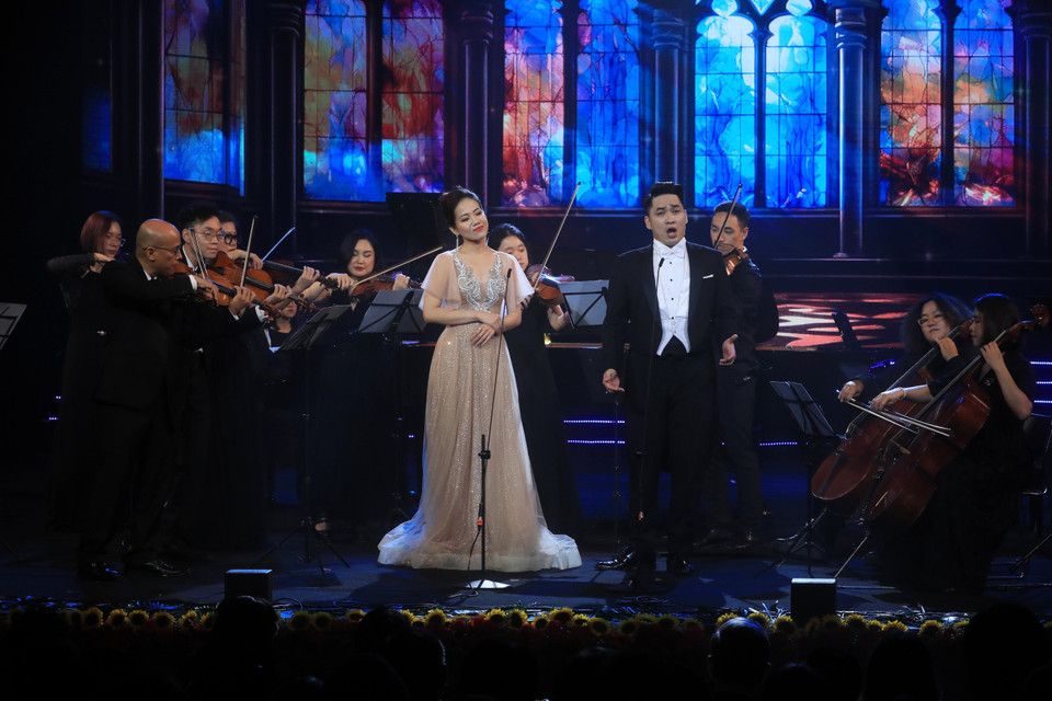 Tiết mục Aria (khúc ca)- "Alfredo - Violleta" với sự thể hiện của giọng nam cao (Tenor) Ninh Đức Hoàng Long và giọng nữ cao (Soprano) Phạm Khánh Ngọc cùng dàn nhạc. (Ảnh: Lâm Khánh/TTXVN)