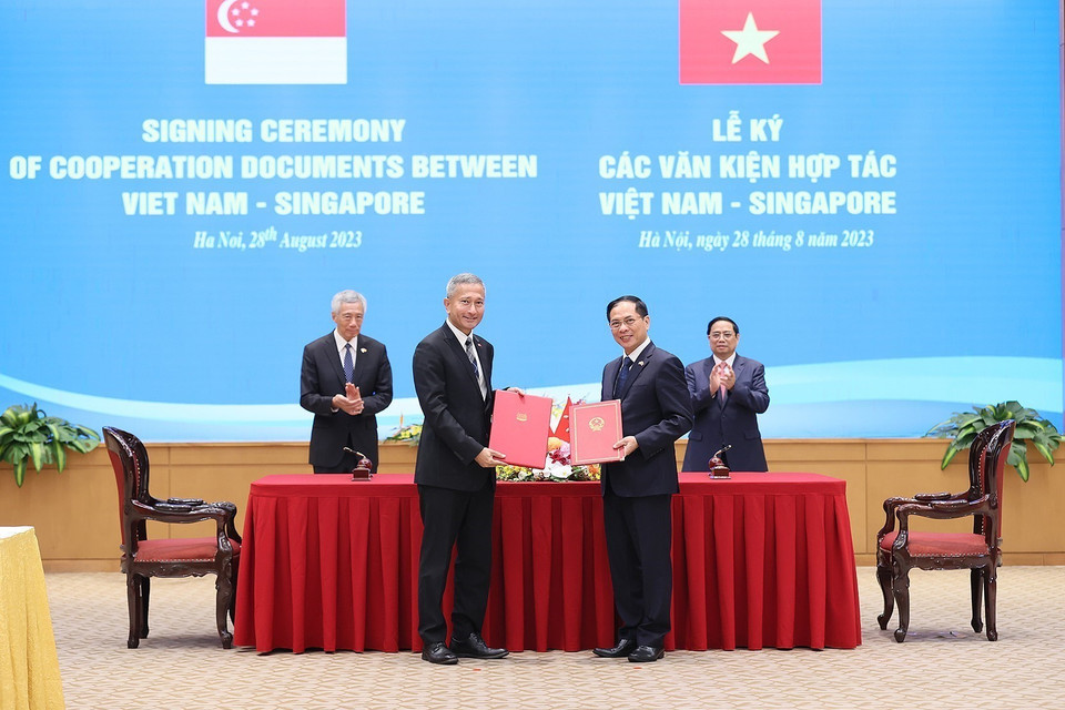 Thủ tướng Phạm Minh Chính và Thủ tướng Singapore Lý Hiển Long chứng kiến ký Thỏa thuận giữa Bộ Ngoại giao Việt Nam và Bộ Ngoại giao Singapore về Chương trình Nghiên cứu và Chương trình Nghiên cứu theo Chuyên đề dành cho cán bộ cao cấp Đảng Cộng sản Việt Nam (giai đoạn 2024 đến 2026). (Ảnh: Dương Giang/TTXVN)