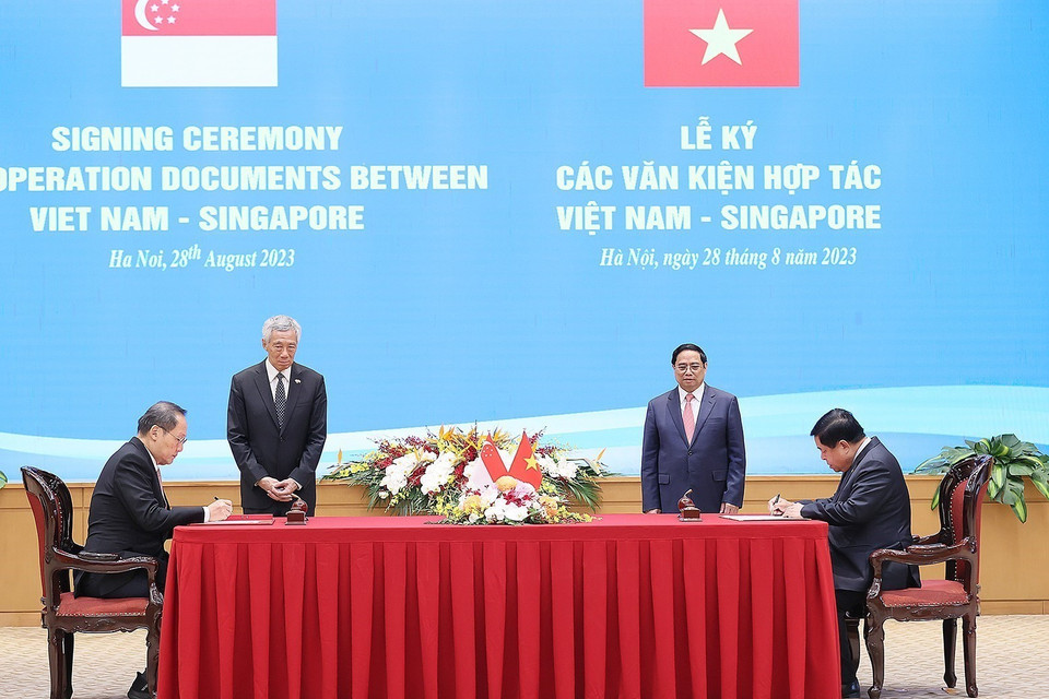 Thủ tướng Phạm Minh Chính và Thủ tướng Singapore Lý Hiển Long chứng kiến ký Công thư trao đổi về việc sửa đổi Hiệp định Khung Kết nối hai nền kinh tế Việt Nam-Singapore (năm 2005). (Ảnh: Dương Giang/TTXVN)