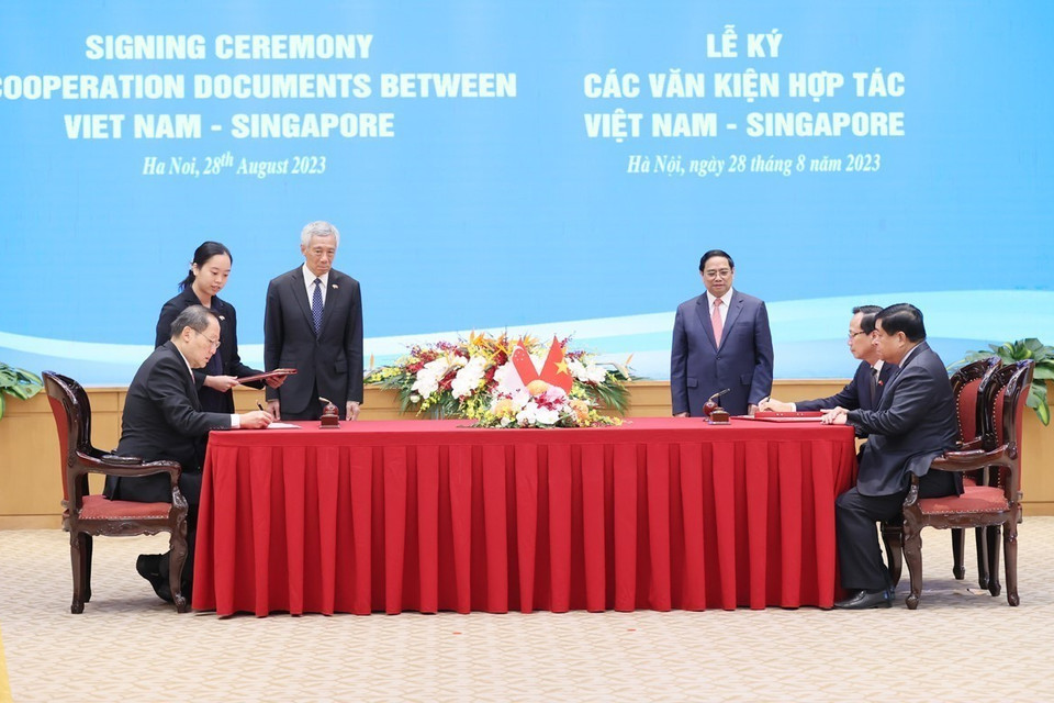 Thủ tướng Phạm Minh Chính và Thủ tướng Singapore Lý Hiển Long chứng kiến ký Biên bản ghi nhớ giữa Bộ Kế hoạch và Đầu tư Việt Nam và Bộ Công Thương Singapore về Chương trình Trao đổi tài năng đổi mới sáng tạo Singapore-Việt Nam.(Ảnh: Dương Giang/TTXVN)