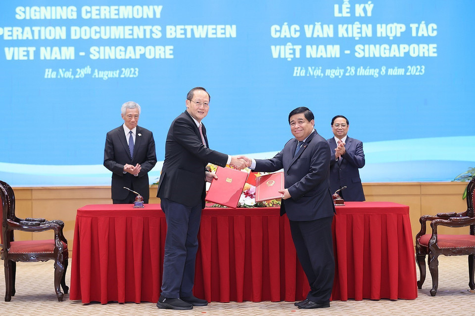 Thủ tướng Phạm Minh Chính và Thủ tướng Singapore Lý Hiển Long chứng kiến ký Công thư trao đổi về việc sửa đổi Hiệp định Khung Kết nối hai nền kinh tế Việt Nam-Singapore (năm 2005). (Ảnh: Dương Giang/TTXVN)