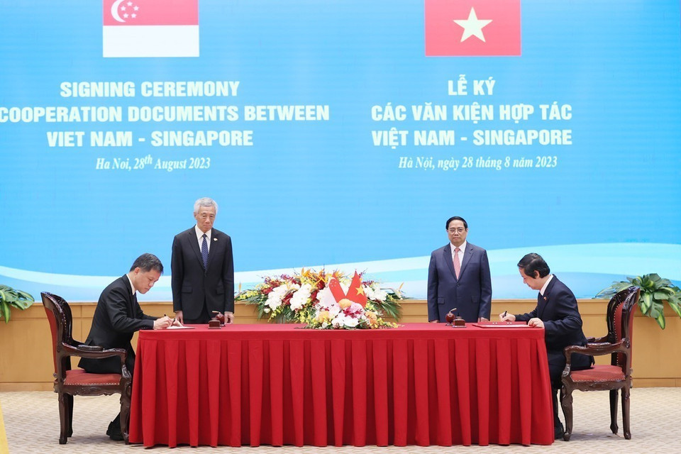 Thủ tướng Phạm Minh Chính và Thủ tướng Singapore Lý Hiển Long chứng kiến ký Bản ghi nhớ hợp tác trong lĩnh vực giáo dục giữa Bộ Giáo dục và Đào tạo Việt Nam và Bộ Giáo dục Singapore. (Ảnh: Dương Giang/TTXVN)