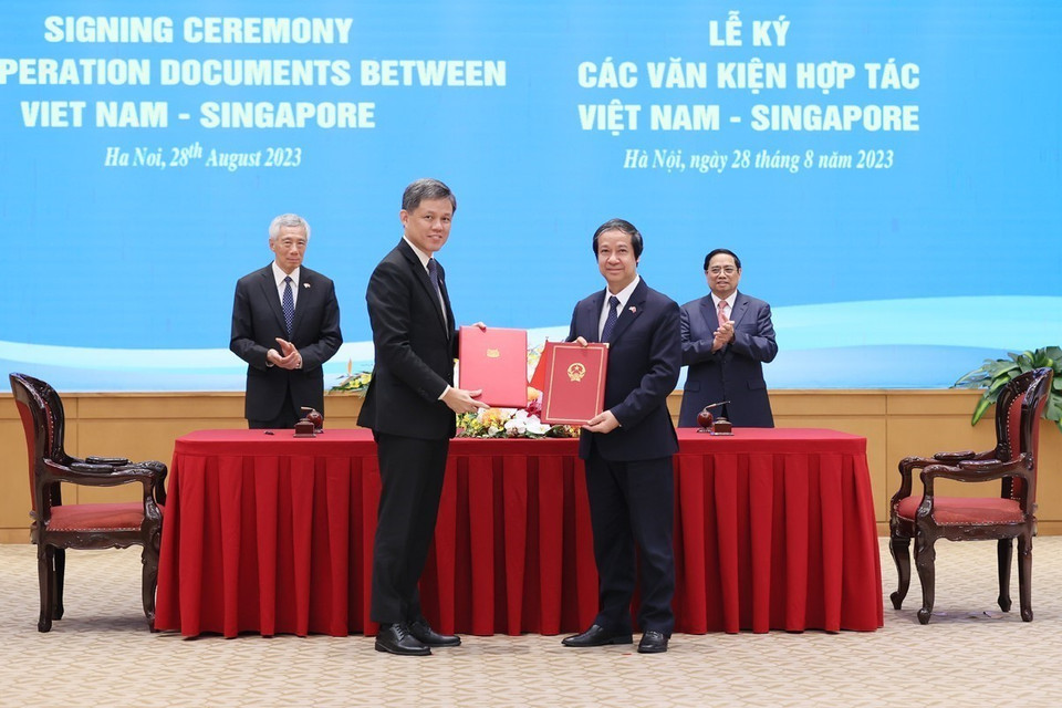Thủ tướng Phạm Minh Chính và Thủ tướng Singapore Lý Hiển Long chứng kiến ký Bản ghi nhớ hợp tác trong lĩnh vực giáo dục giữa Bộ Giáo dục và Đào tạo Việt Nam và Bộ Giáo dục Singapore. (Ảnh: Dương Giang/TTXVN)