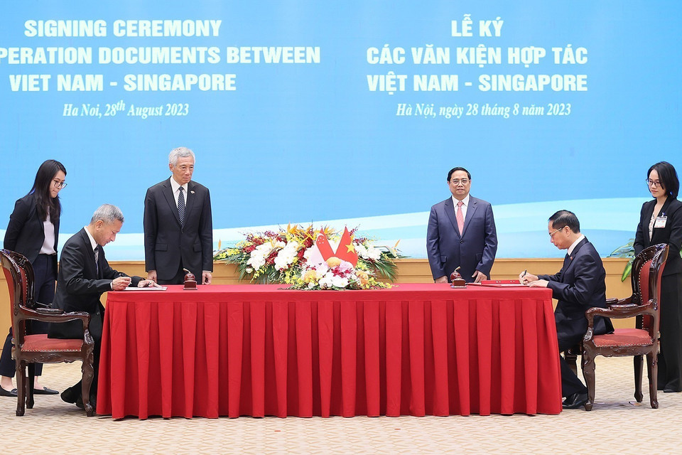 Thủ tướng Phạm Minh Chính và Thủ tướng Singapore Lý Hiển Long chứng kiến ký Thỏa thuận giữa Bộ Ngoại giao Việt Nam và Bộ Ngoại giao Singapore về Chương trình Nghiên cứu và Chương trình Nghiên cứu theo Chuyên đề dành cho cán bộ cao cấp Đảng Cộng sản Việt Nam (giai đoạn 2024 đến 2026). (Ảnh: Dương Giang/TTXVN)