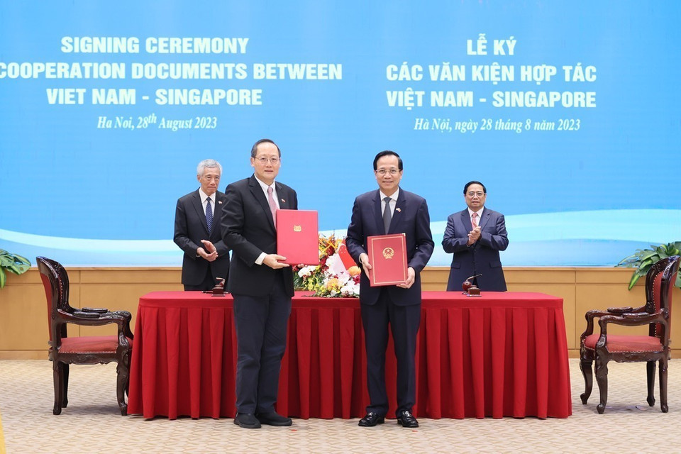 Thủ tướng Phạm Minh Chính và Thủ tướng Singapore Lý Hiển Long chứng kiến ký Bản ghi nhớ giữa Bộ Lao động-Thương binh và Xã hội Việt Nam và Bộ Nhân lực Singapore trong lĩnh vực phát triển kỹ năng và lao động. (Ảnh: Dương Giang/TTXVN)
